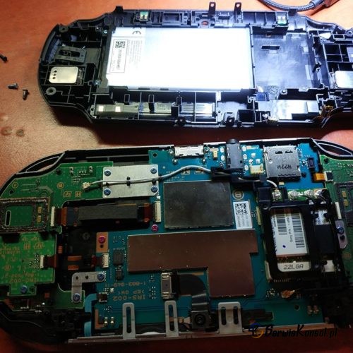 Uszkodzone gniazdo ładowania w Sony PlayStation Vita – dowiedz się, jak rozpoznać problem, jakie są przyczyny awarii i jak skutecznie naprawić port ładowania, by przywrócić pełną funkcjonalność konsoli.